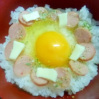 決め手はマジックソルト！ウインナーのせ卵かけご飯